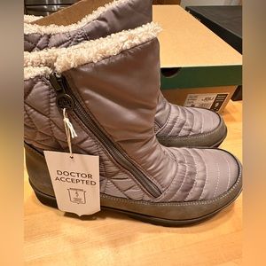 Faux shearling winter ankle boot.